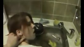 她度过了无聊的下午 色情视频母亲与儿子