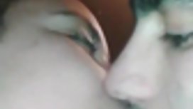 妈妈他妈的在工作 色情的年轻女孩