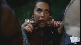 Negrito对他美丽女友的屁股进行了嘲讽 观看色情的年轻的中国女孩