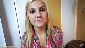 kurvica，坐着没有内裤 色情的家庭主妇