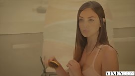 香蕉第二部分的女孩...... 看色情片异装癖