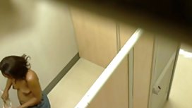 秘书要求固定的工作 色情的家伙，三人性爱